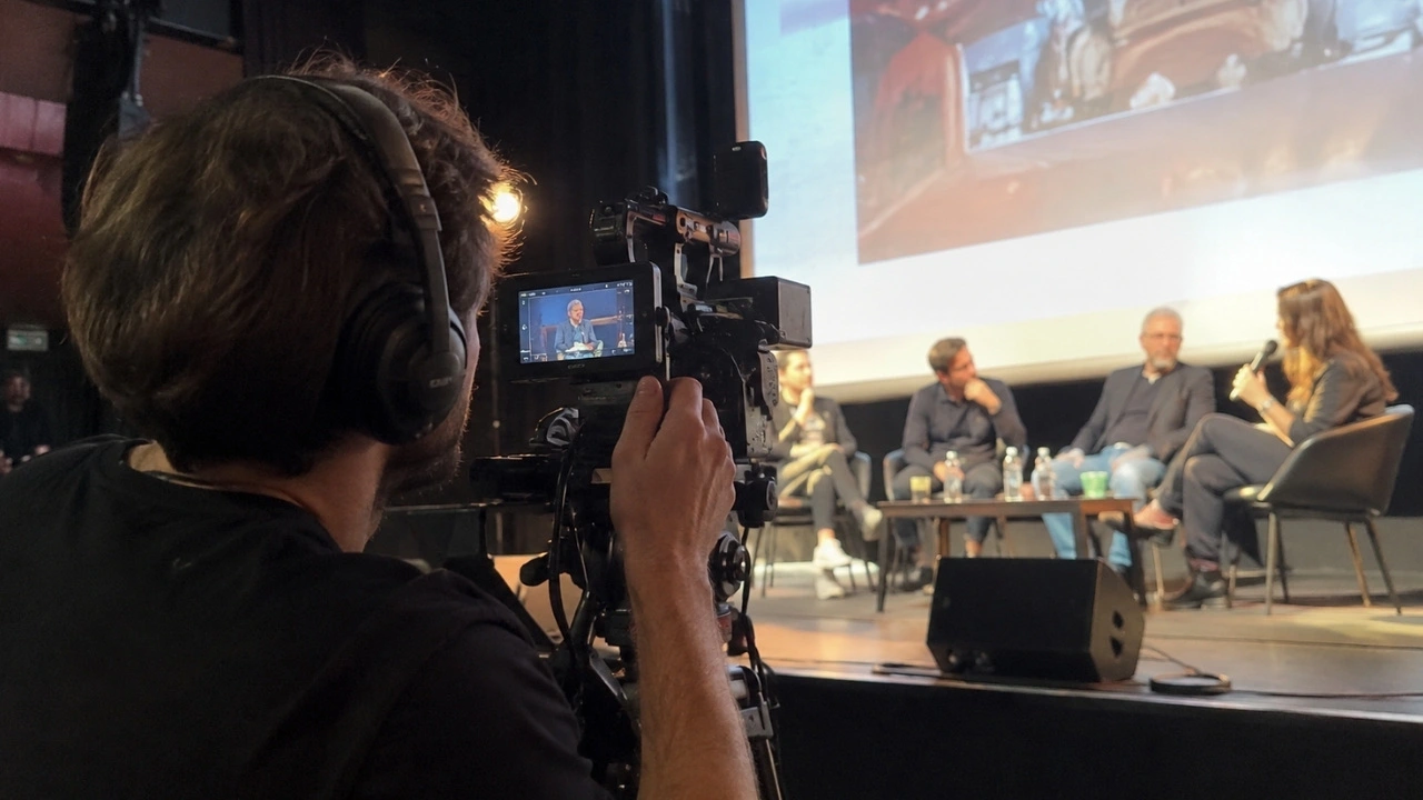 Vidéaste Rushs24 derrière sa caméra pendant un tournage